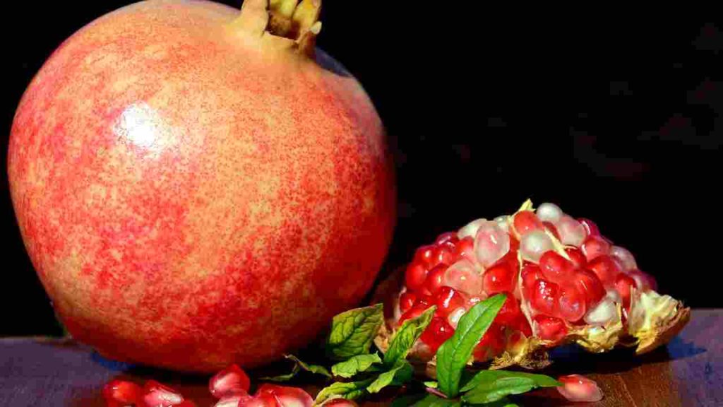 Fruit Names in hindi : अनार ( Anaar ) - Pomegranate ( पोमग्रेनेट )